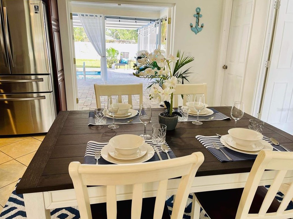 527 Chevy Chase Dr, Sarasota FL 34243-1317 exterior