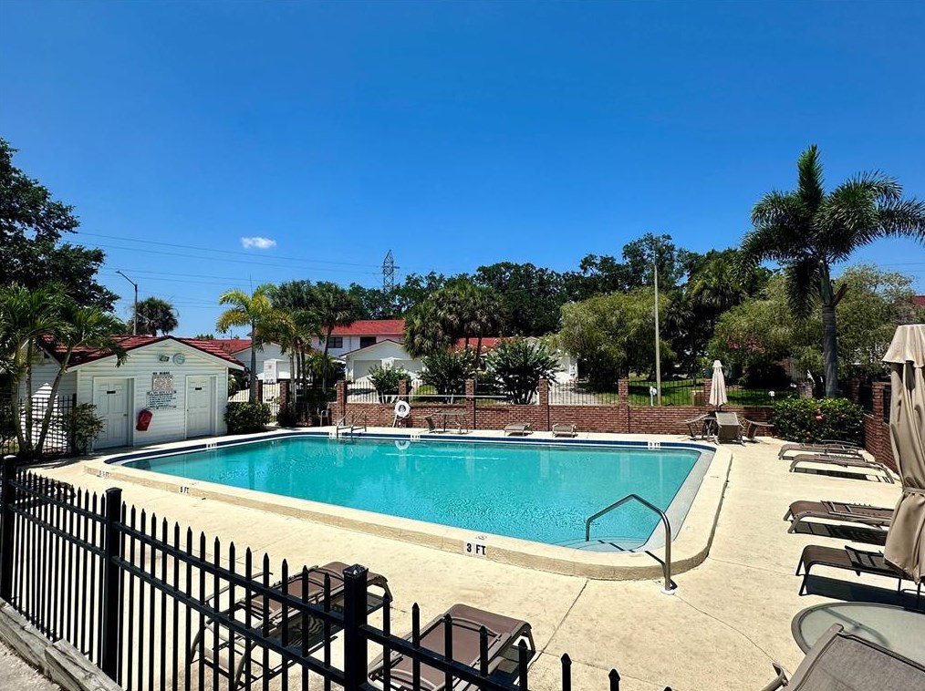 1400 Water View Dr, Largo, FL 33771-6402
