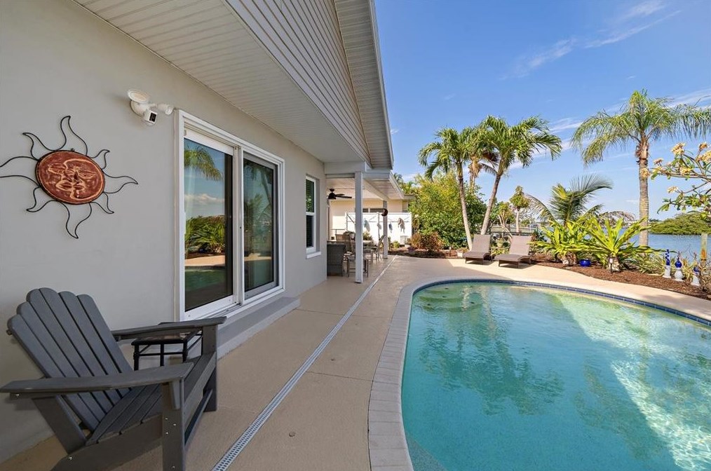 437 18 Ave, Belleair Beach FL  33785-2921 exterior
