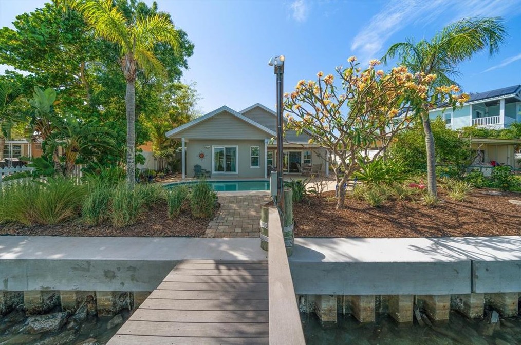 437 18 Ave, Belleair Beach FL  33785-2921 exterior
