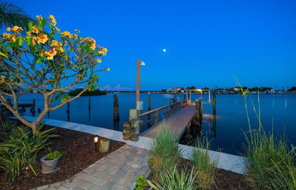 437 18 Ave, Belleair Beach FL  33785-2921 exterior