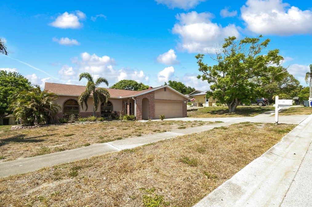 211 Leafwood Rd, Tarpon Springs, FL 34689-3809