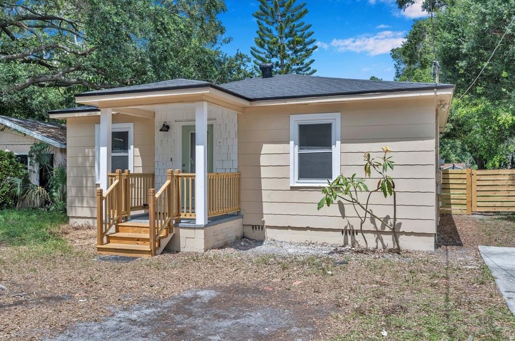 905 10th St Nw, Largo, FL 33770