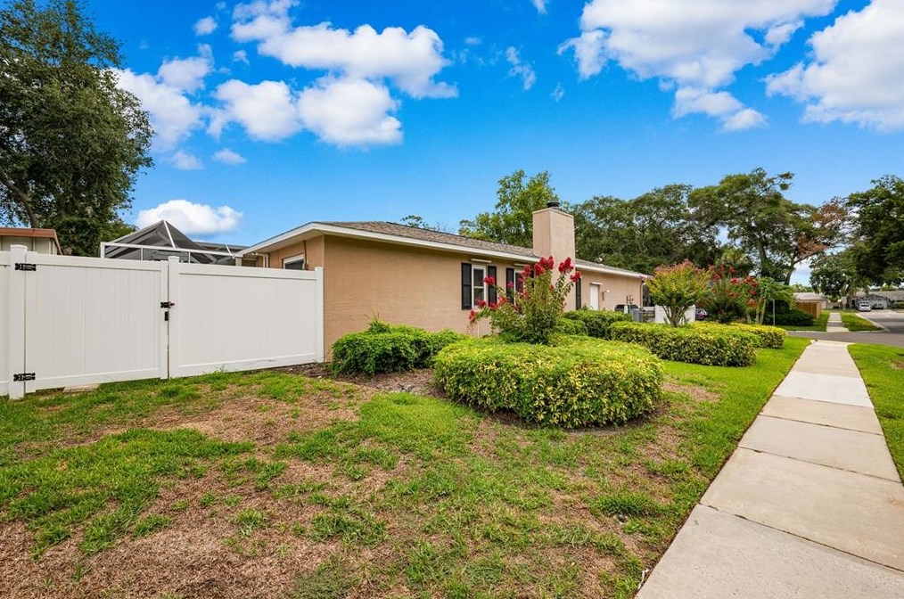 125 Cherry Laurel Dr, Palm Harbor FL  34683-4818 exterior