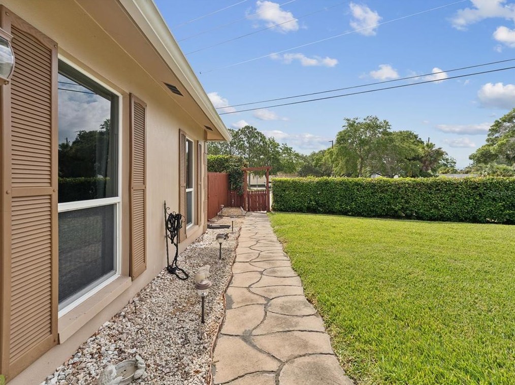101 Harbor Bluff Dr, Largo, FL 33770
