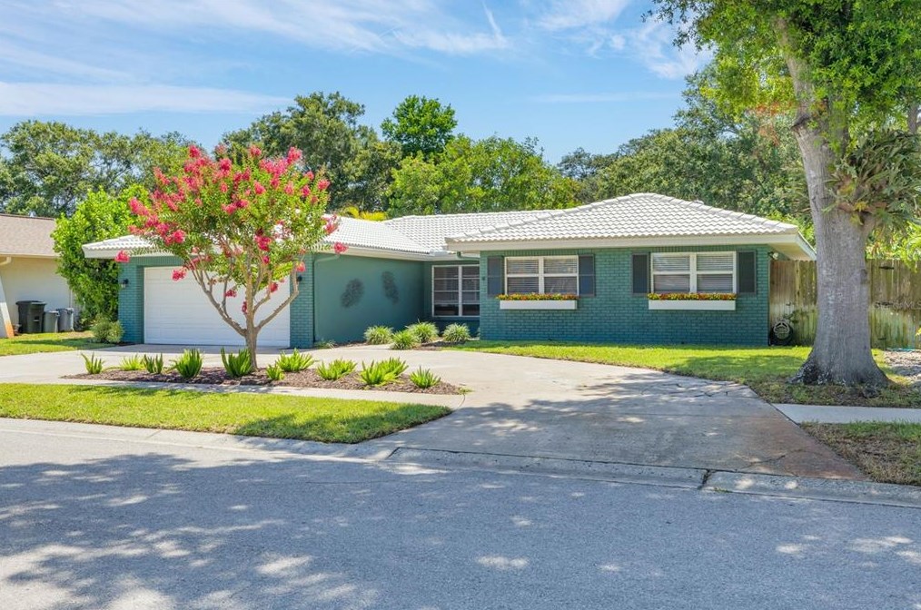 8693 Pinetree Dr E, Largo, FL 33772