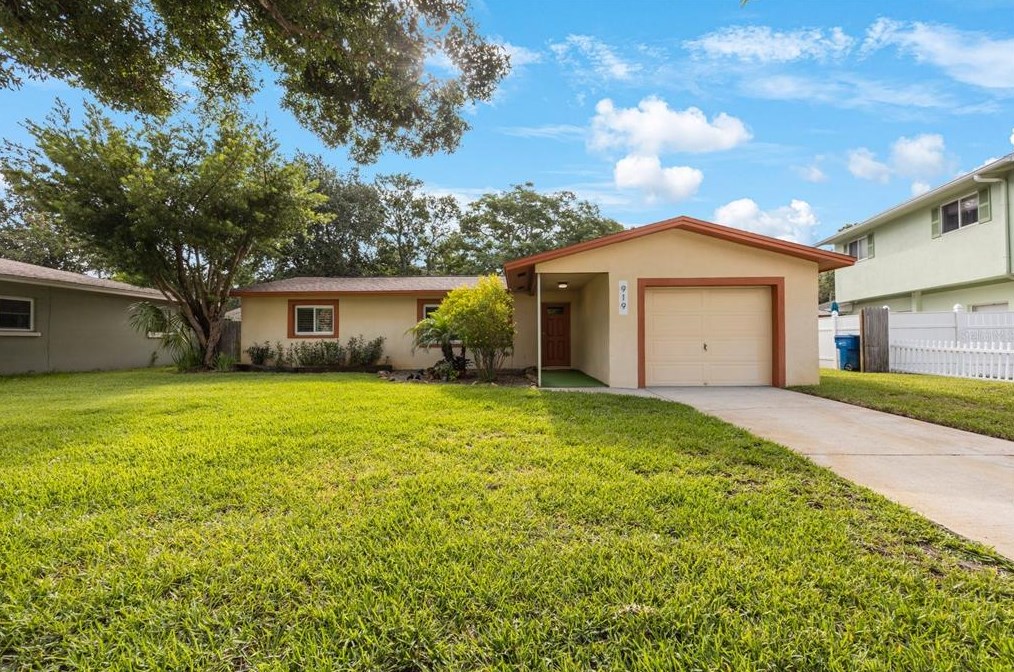 919 Leona Dr, Largo, FL 33770