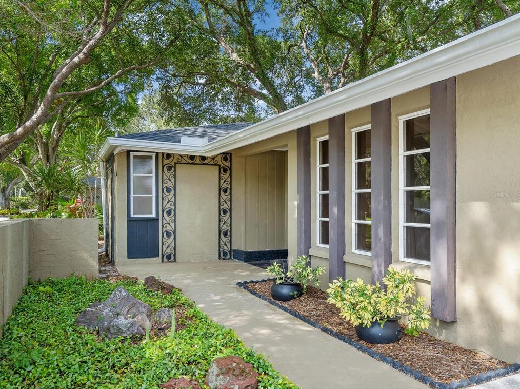 980 Rhodes Ave, Sarasota, FL 34237-8626
