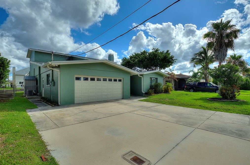 61 Canal Dr, Palm Harbor, FL 34684-1101