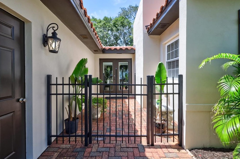 518 35th Ave, Saint Petersburg, FL 33704-1234