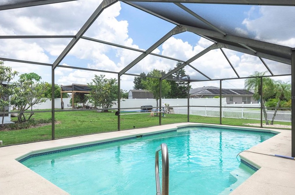 1720 Flamingo Ln, Ruskin, FL 33573