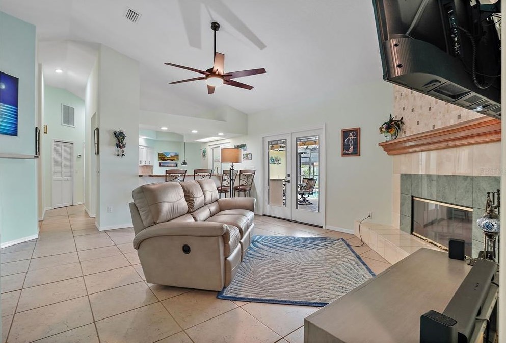 3726 17th Ave, Saint Petersburg FL  33711-2502 exterior