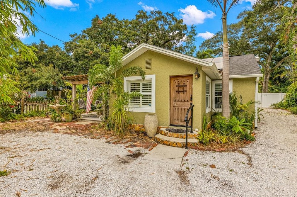 825 Carolina Ave, Tarpon Springs, FL 34689