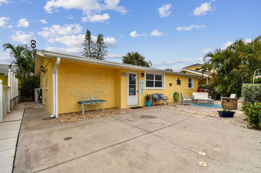 18002 3rd St, Saint Petersburg, FL 33708-1011