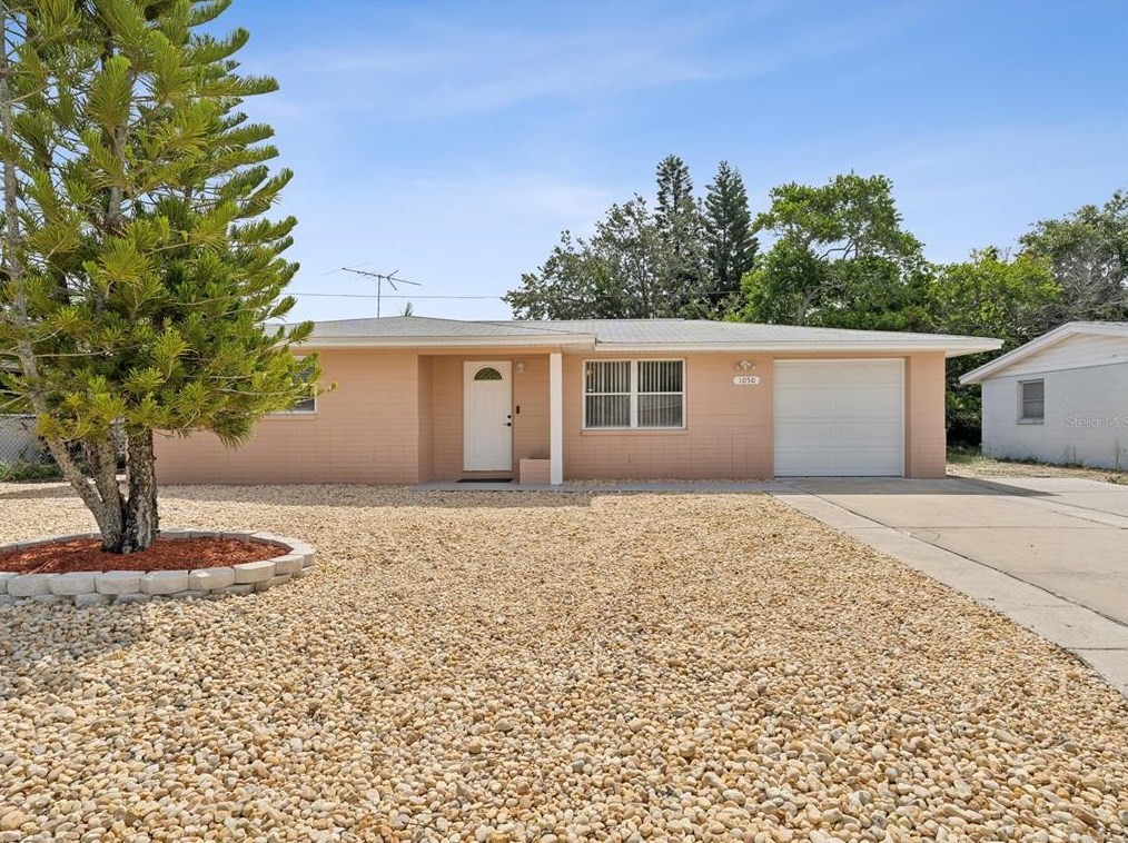 1050 Landau St, Tarpon Springs, FL 34690