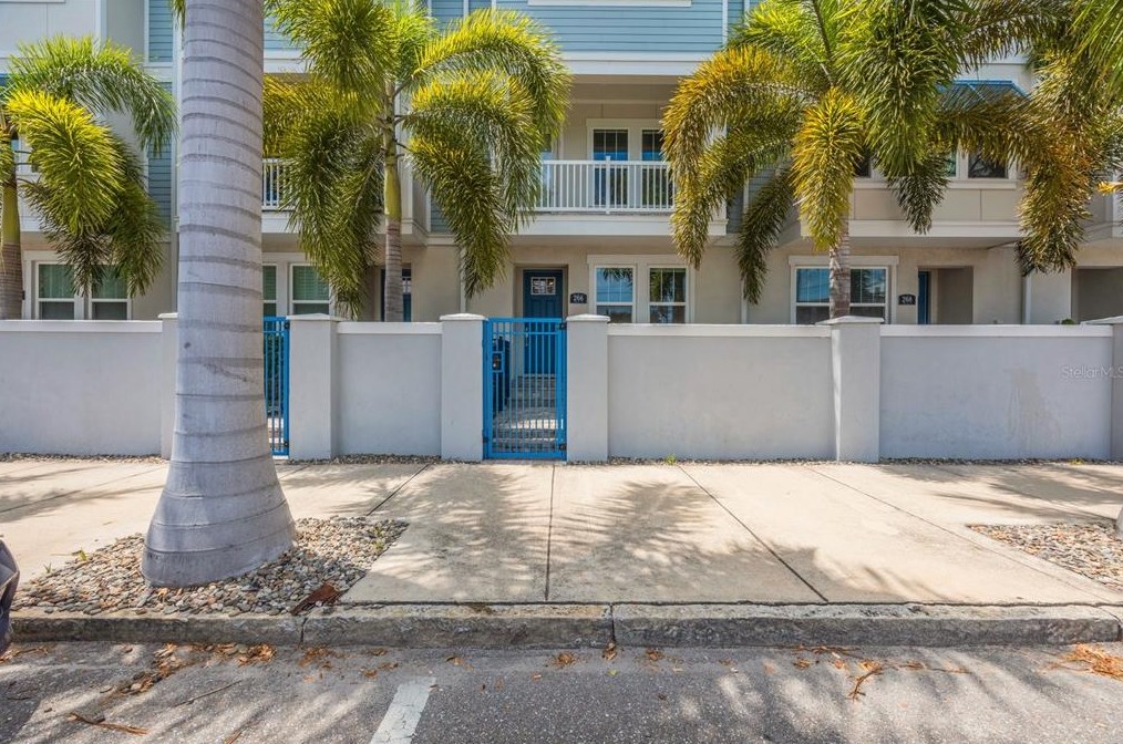 266 8th St N, Saint Petersburg, FL 33701