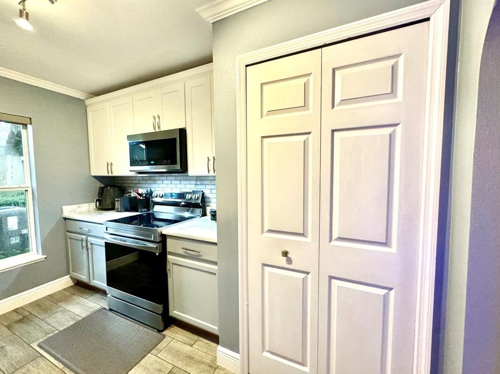 9816 Ashburn Lake Dr, Tampa, FL 33610