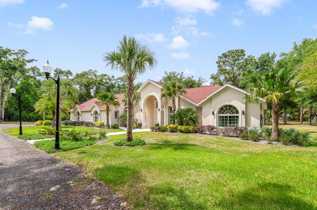 1895 Twin Oaks Dr, Deland, FL 32720-4569