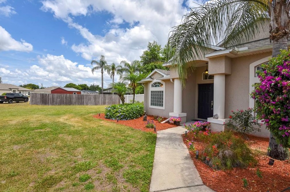 207 Kenlake Dr, Deltona, FL 32738-9179