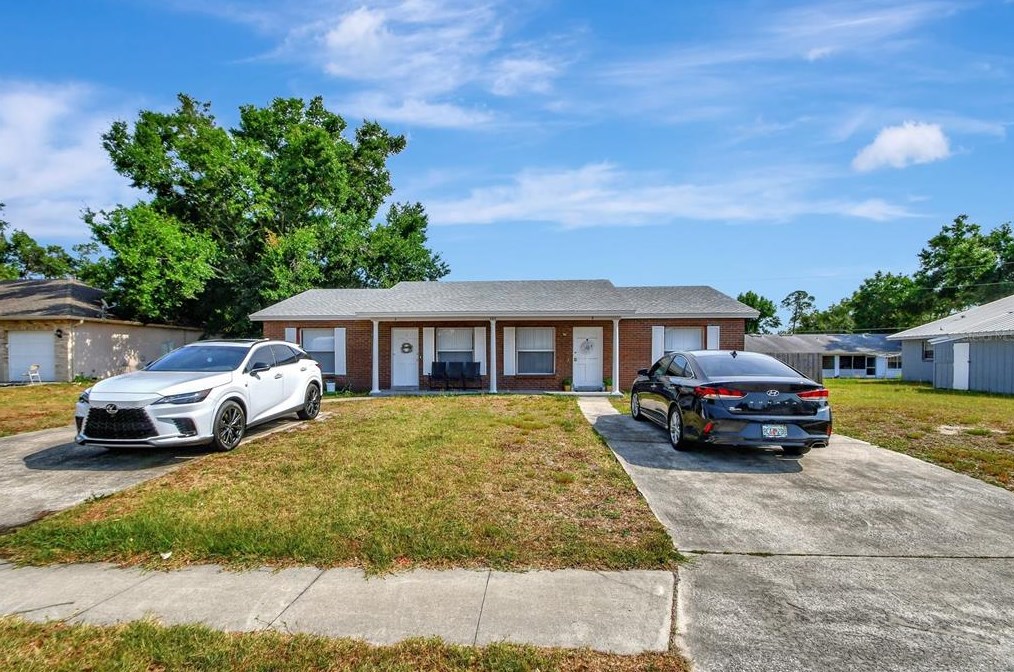 121 Hazelcrest St, Deltona, FL 32725-8099
