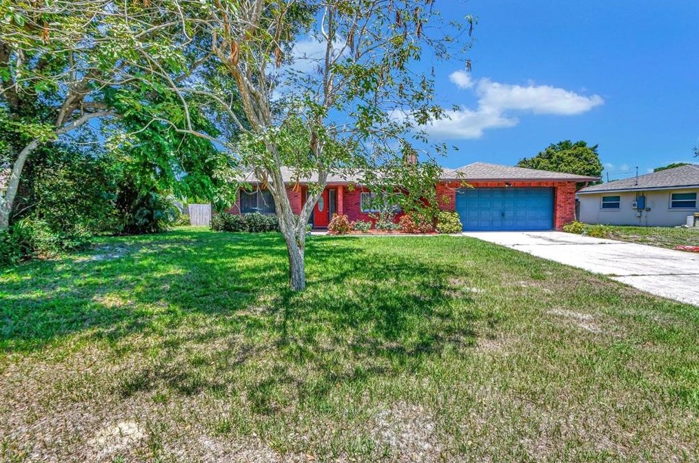 890 Glasgow Ave, Deltona, FL 32738-7816