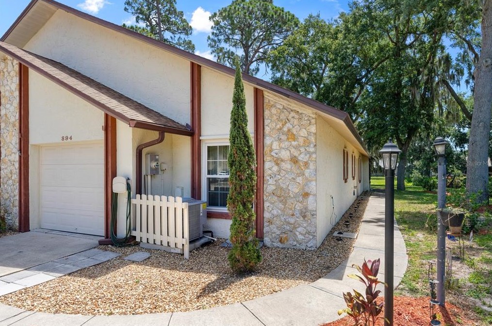 894 Stonybrook Cir, Daytona Beach, FL 32127-4982