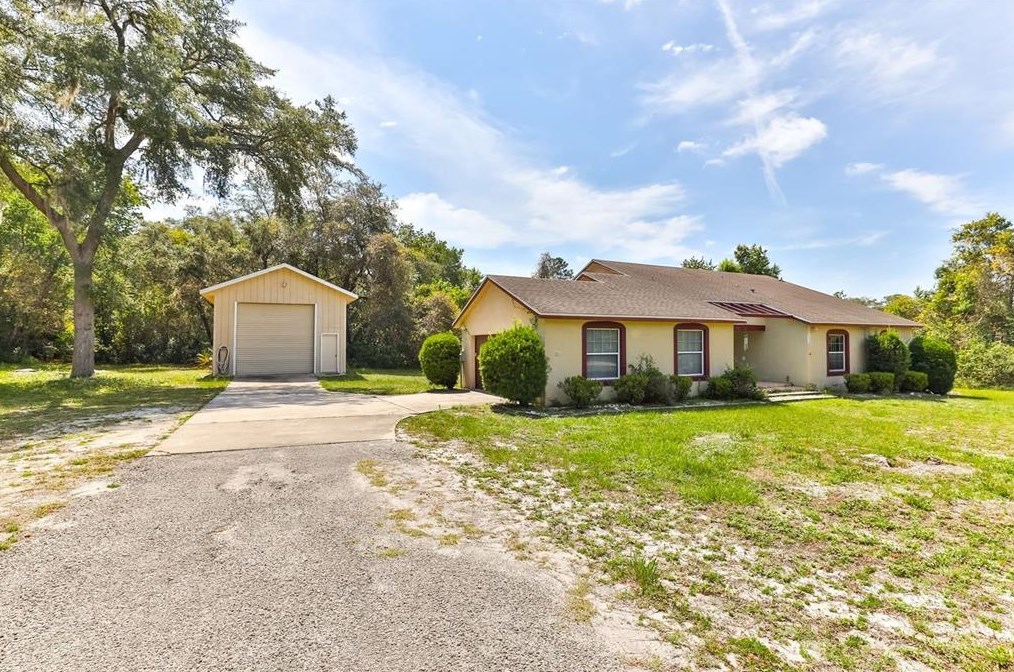 33 Juniper Rd, De Bary, FL 32713