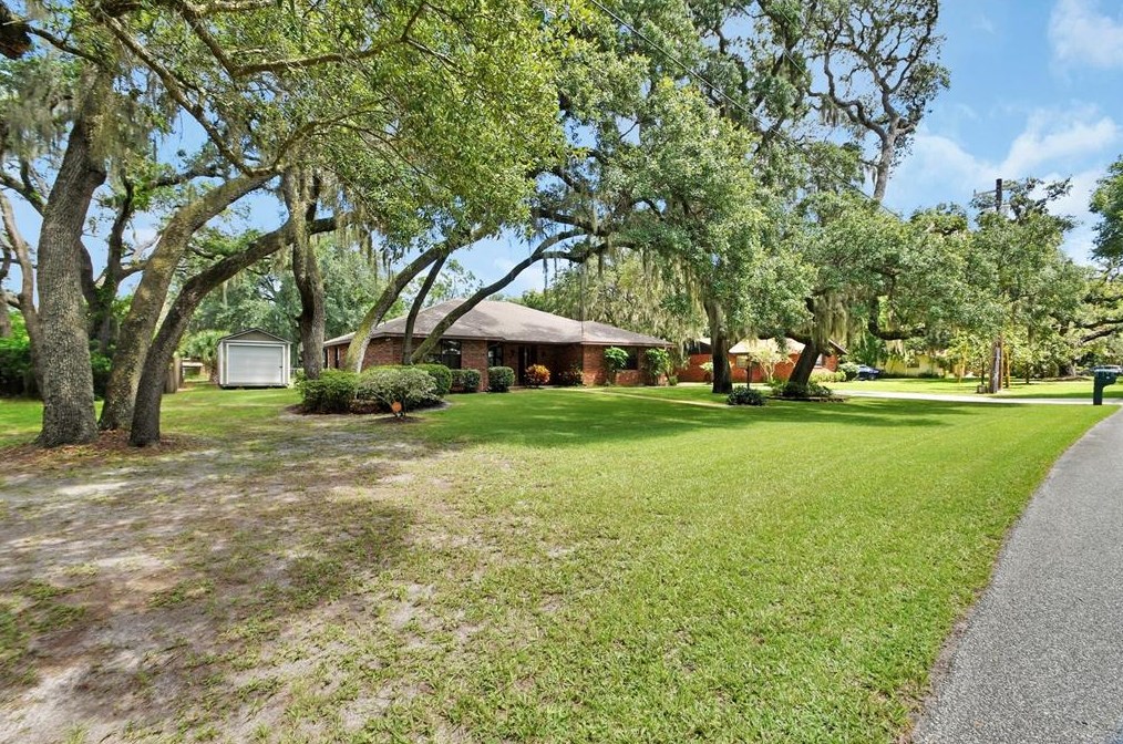 21 Poinsettia Dr, Deland, FL 32724