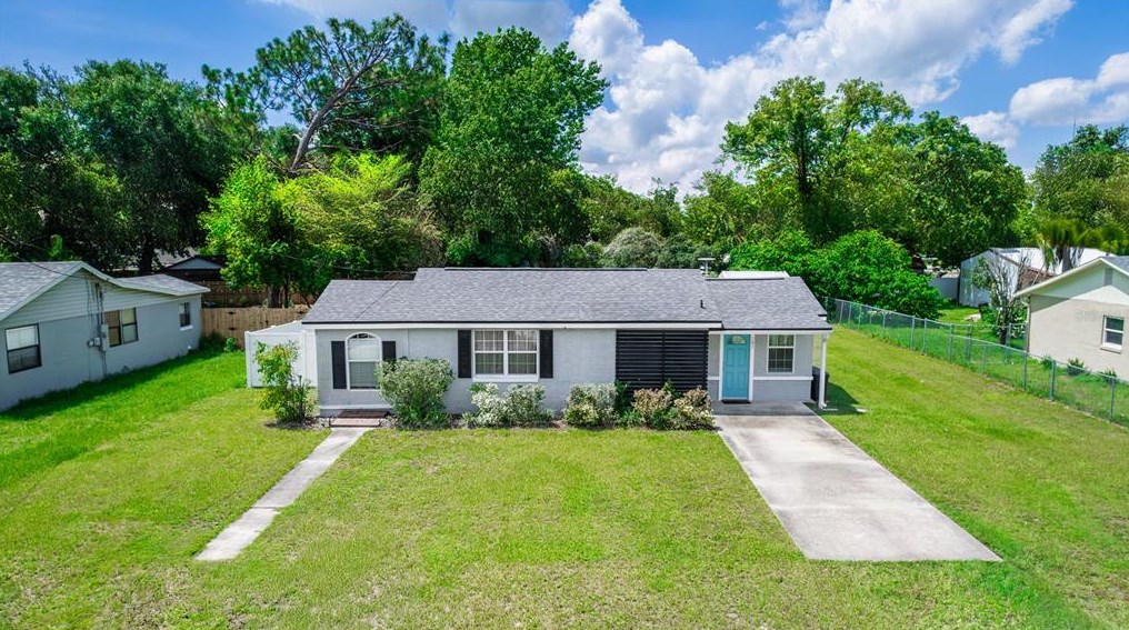 107 1st St, De Bary, FL 32713
