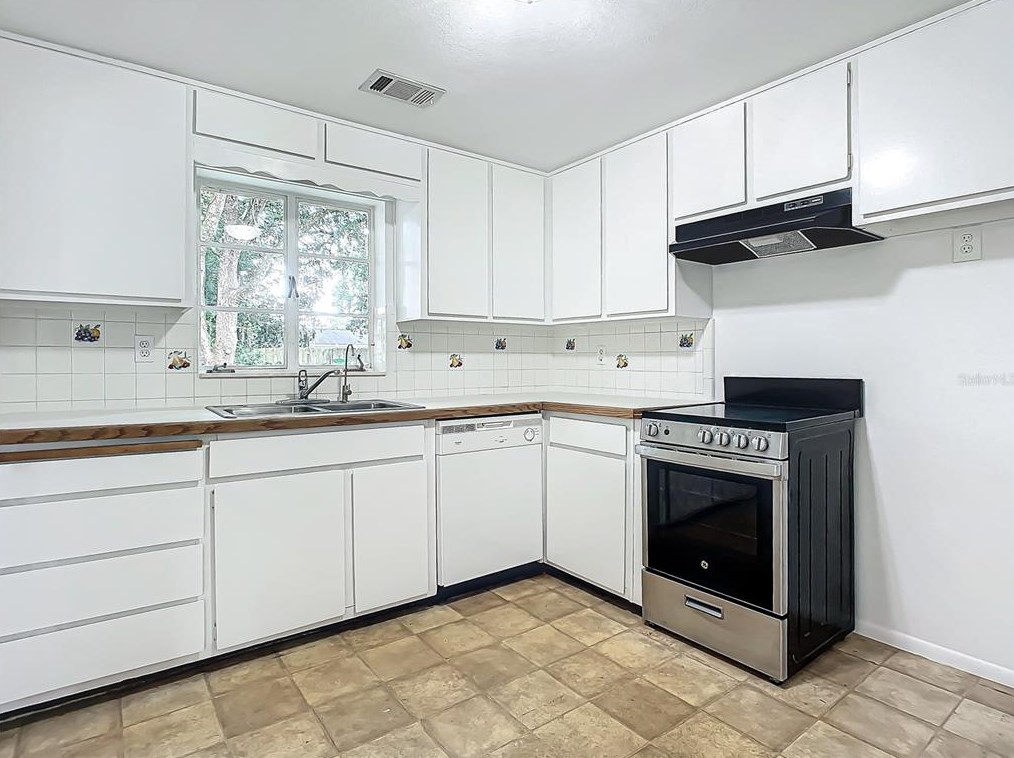 143 Plantation Rd, De Bary, FL 32713