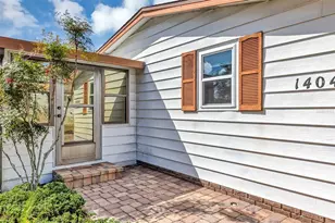 1404 Plantation Dr, Lady Lake, FL 32159 - Photo 2