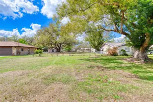 27727 Lois Dr, Tavares, FL 32778 - Photo 2