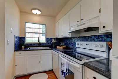 621 W Indiana Avenue #01, Deland, FL 32720 - Photo 4