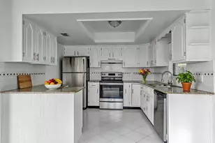 1402 Crystal Ct, Tavares, FL 32778 - Photo 10