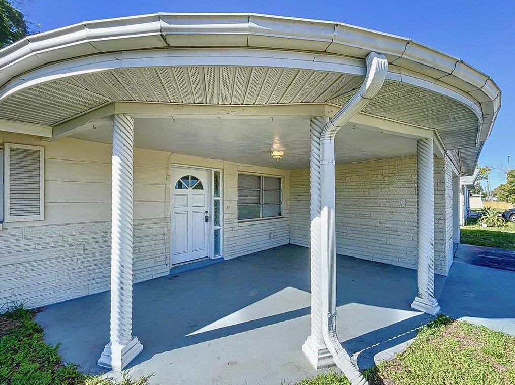 5546 Moog Rd, Tarpon Springs, FL 34690-2364