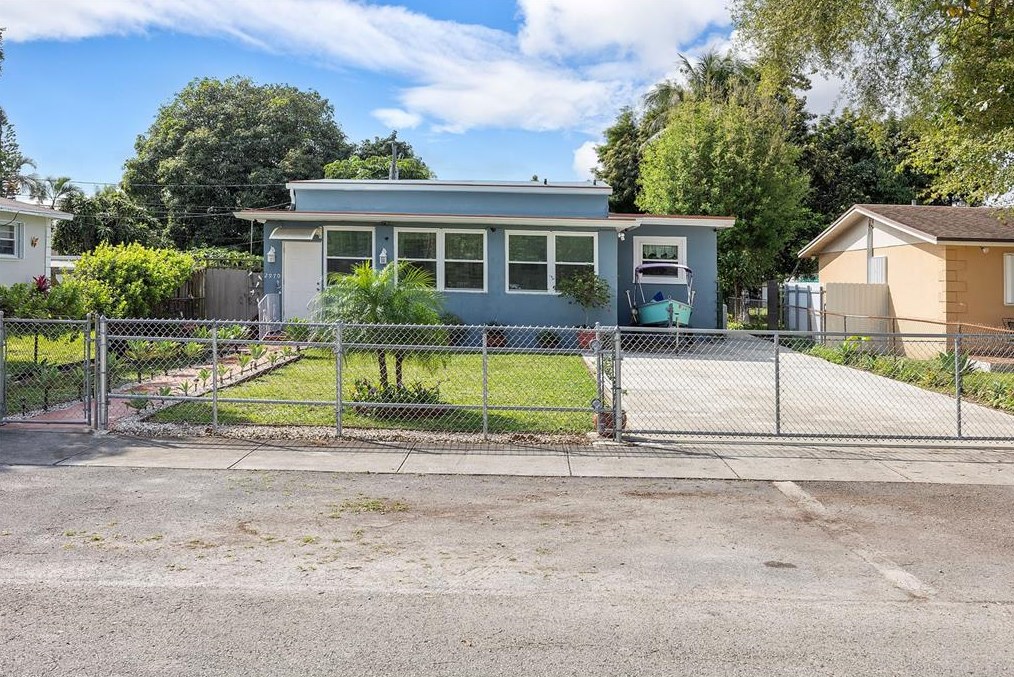 2970 99th St, Miami, FL 33147-2030