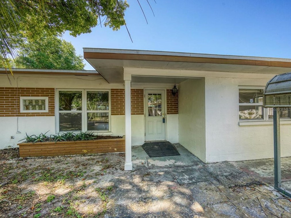 4252 Courier Ln, Tarpon Springs, FL 34691