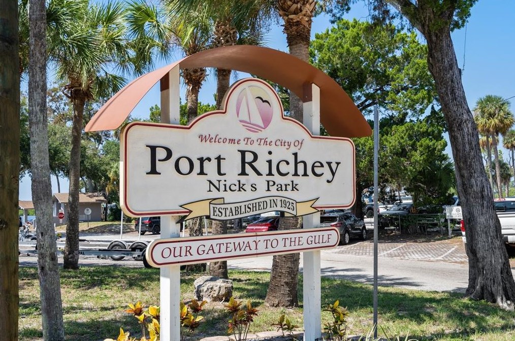 4620 Bay Blvd, Port Richey FL  34668-6182 exterior