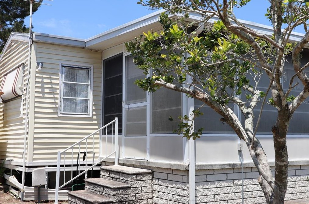 9330 Stingray Dr, Brooksville FL  34613-3961 exterior