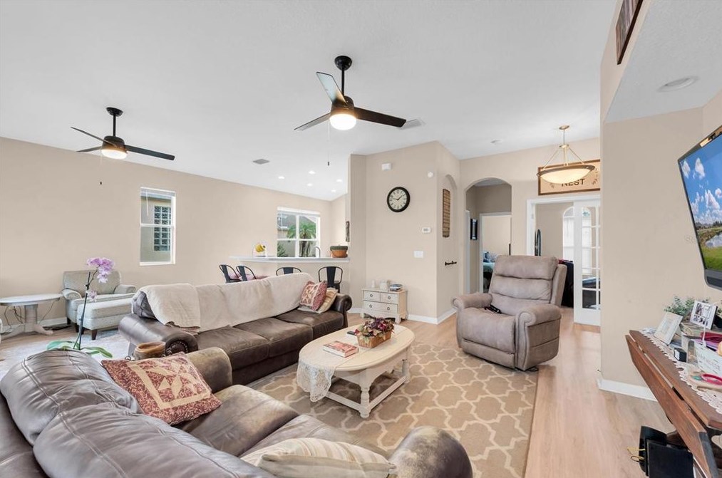 1049 Emerald Dunes Dr, Ruskin, FL 33573