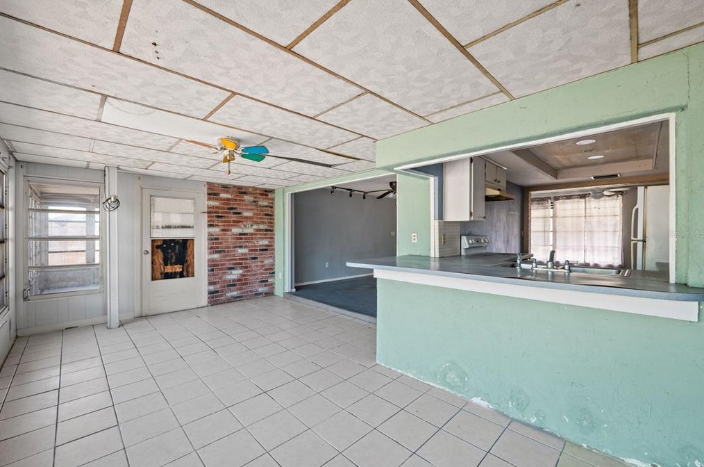 3221 Sanford Dr, Tarpon Springs FL  34691-1043 exterior