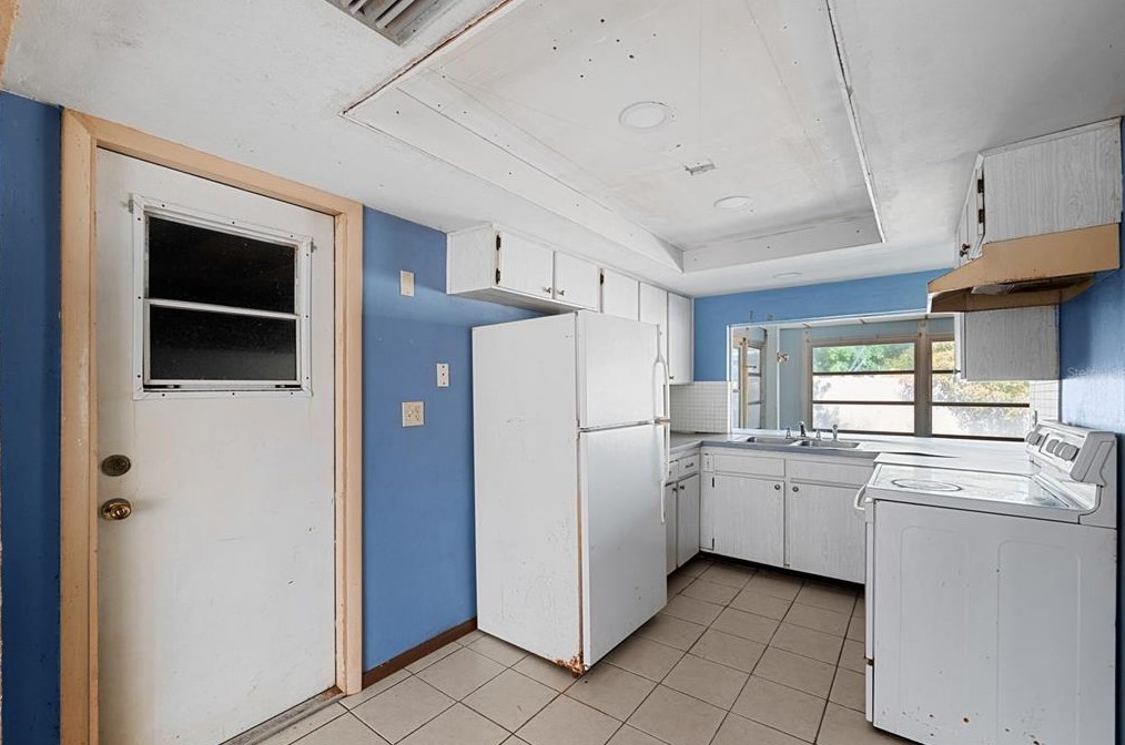 3221 Sanford Dr, Tarpon Springs, FL 34691-1043