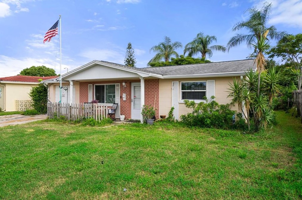 3215 Roxbury Dr, Tarpon Springs, FL 34691