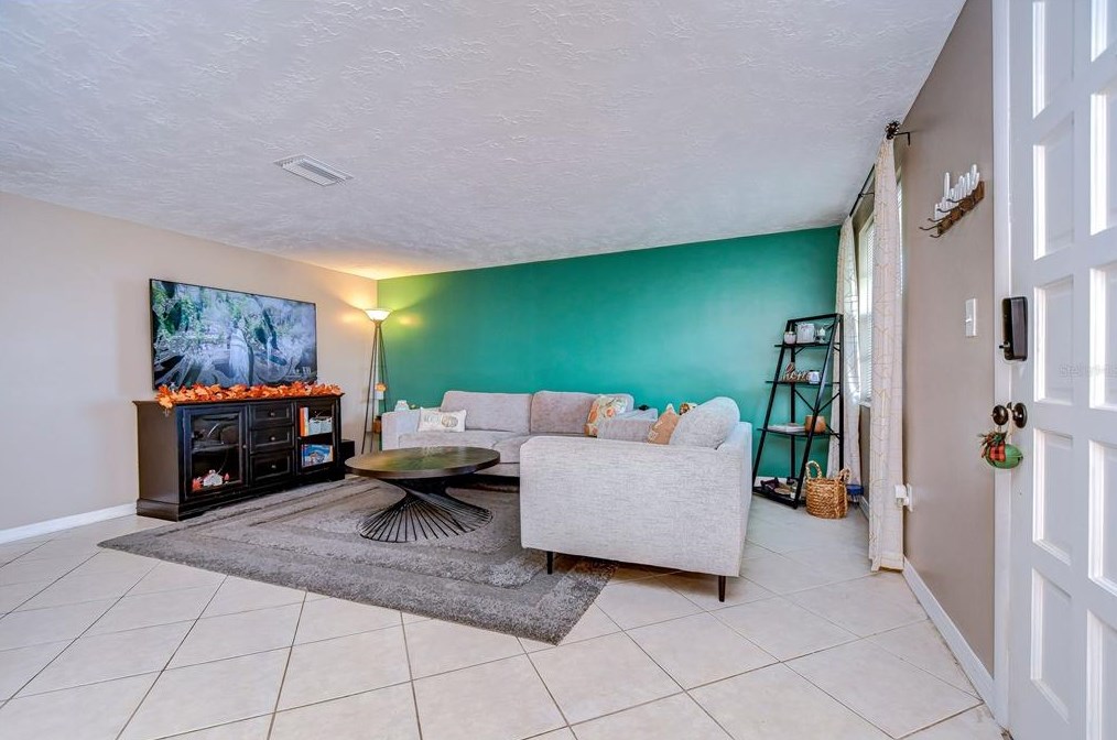 3248 Eisenhower Dr, Tarpon Springs, FL 34691