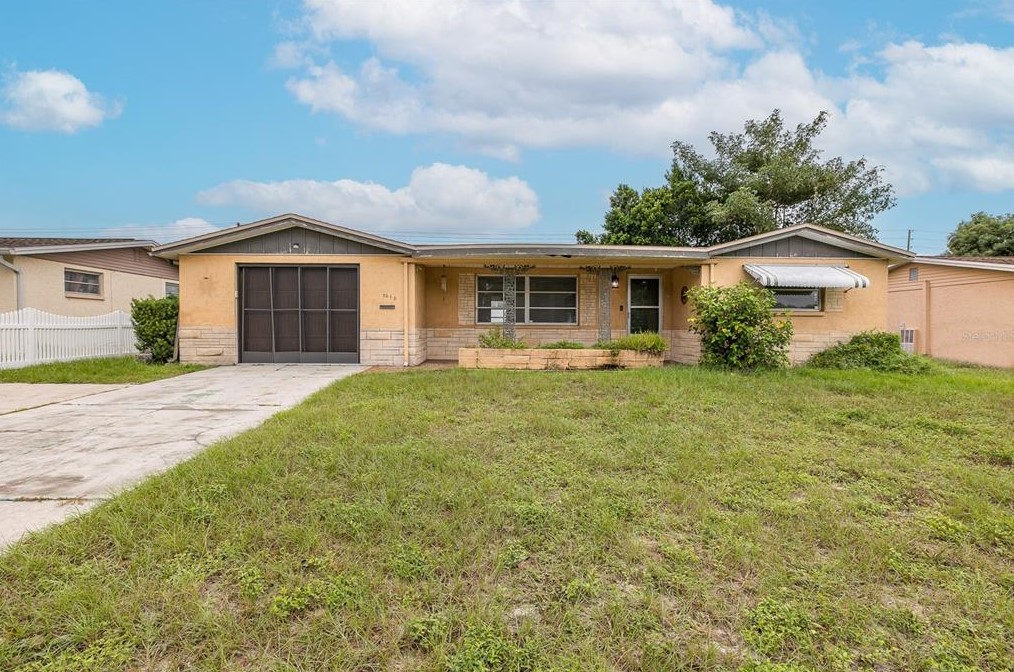 5213 Skyland Dr, Tarpon Springs, FL 34690