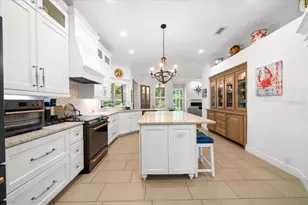 10111 Weeks Dr, Brooksville, FL 34601 - Photo 8