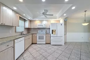 4550 Cove Cir, Saint Petersburg, FL 33708 - Photo 2