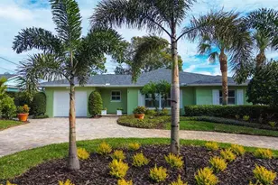 718 Bayshore Dr, Tarpon Springs, FL 34689 - Photo 1