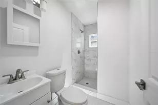 204 22nd St W, Bradenton, FL 34205 - Photo 8