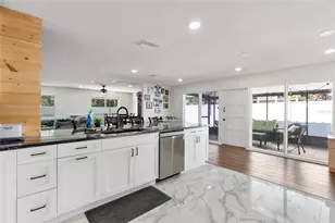 7124 Wrenwood Cir, Tampa, FL 33617 - Photo 8